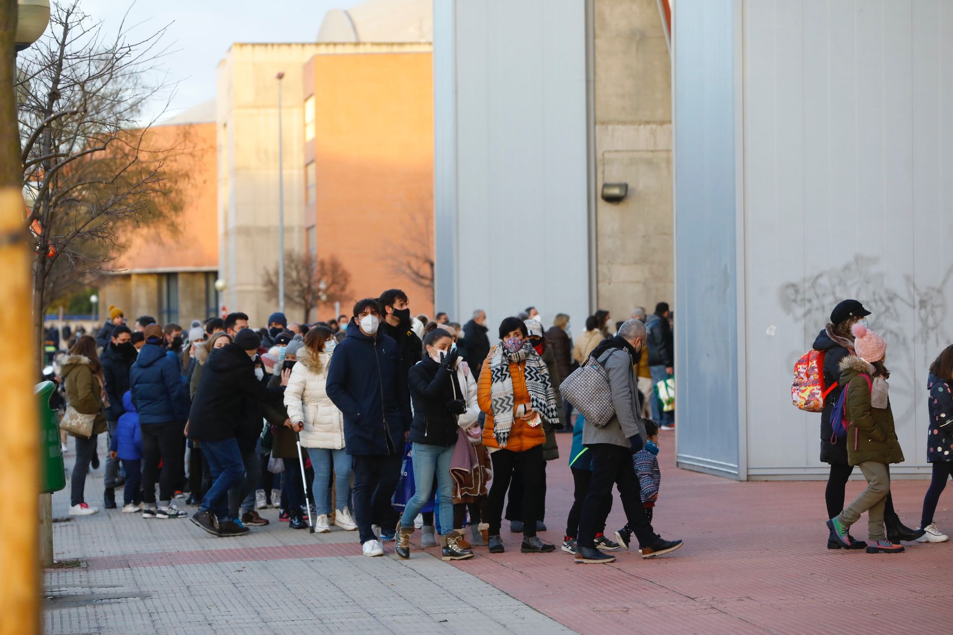 Fotos: Colas para entrar en Las Gaunas a ver a los Reyes Magos