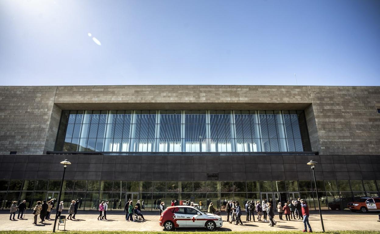 Filas durante el segundo día vacunación masiva a los mayores de 80 años en Riojafórum el pasado mes de abril. 