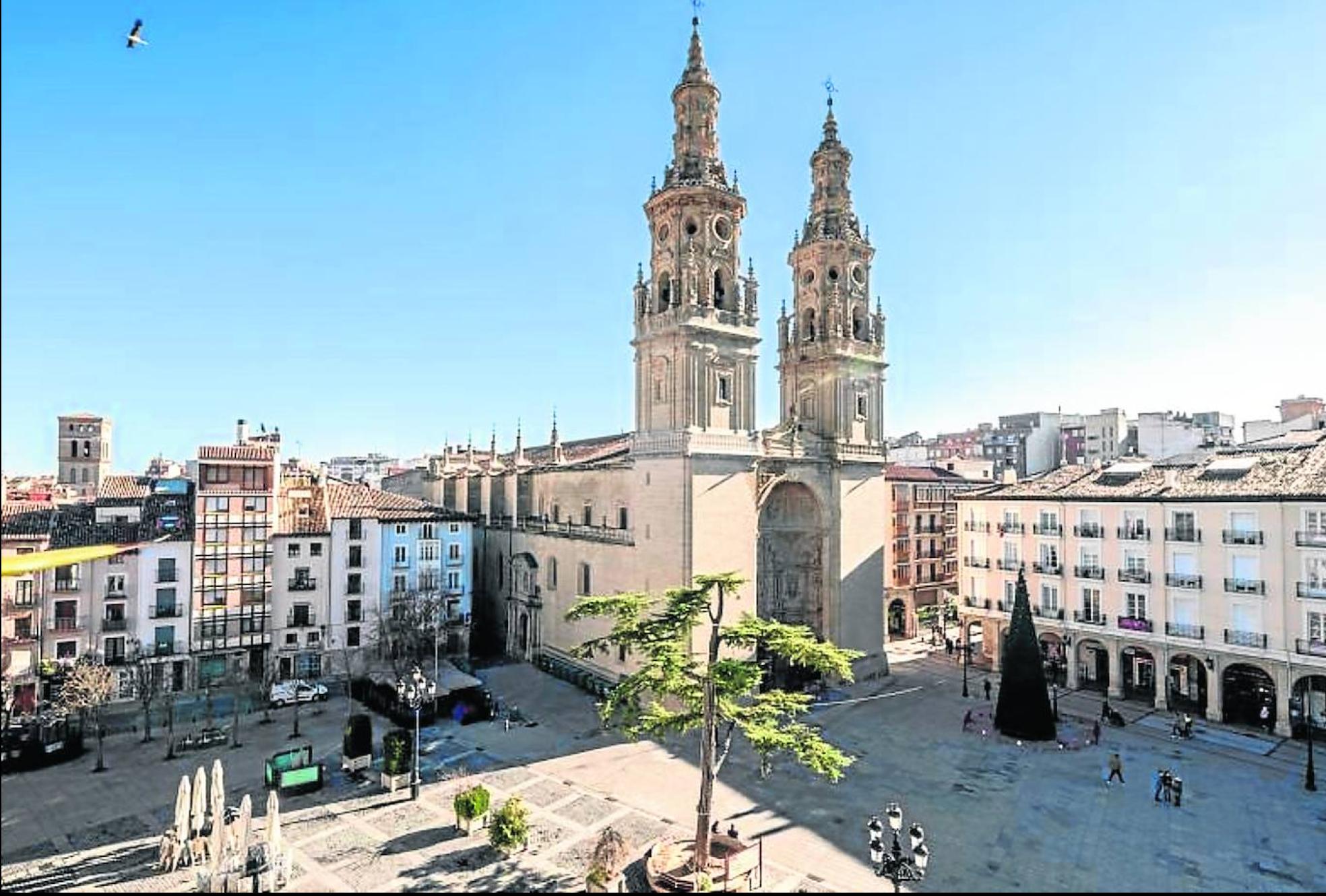 La plaza del Mercado de Logroño, esta misma semana, con su peculiar forma en 'L' en torno a La Redonda.