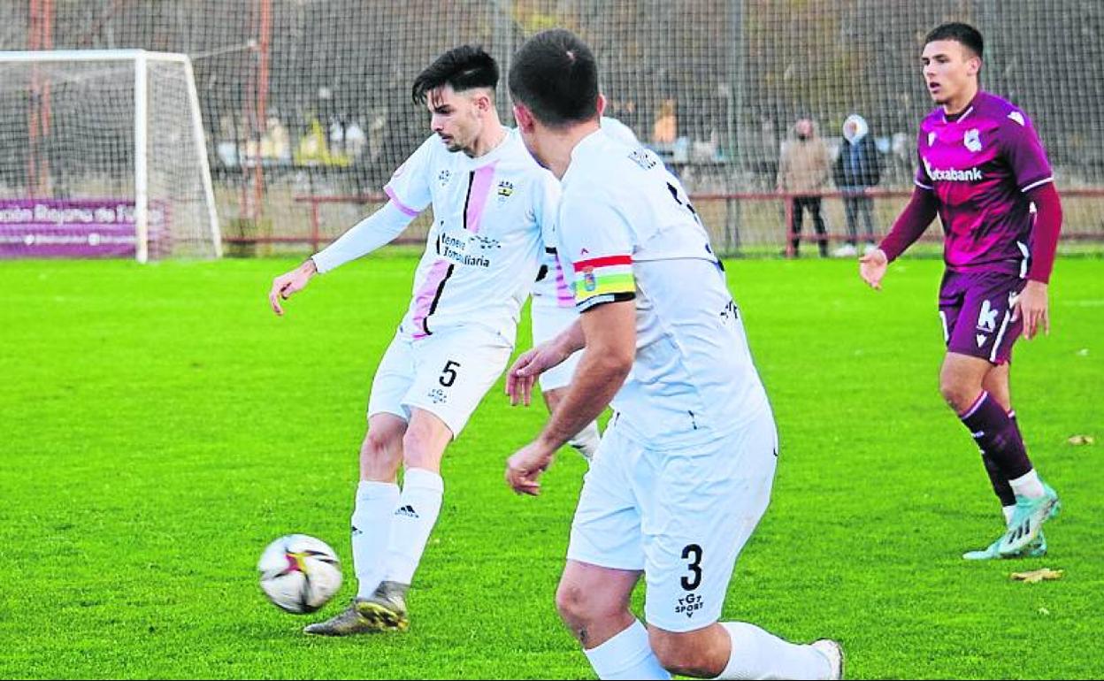 Marcos juega el balón en un partido anterior.