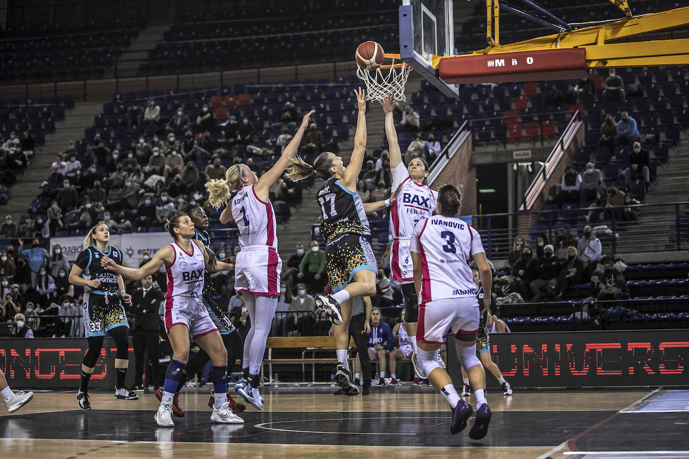 Fotos: El Promete vence al Baxi Ferrol en la prórroga