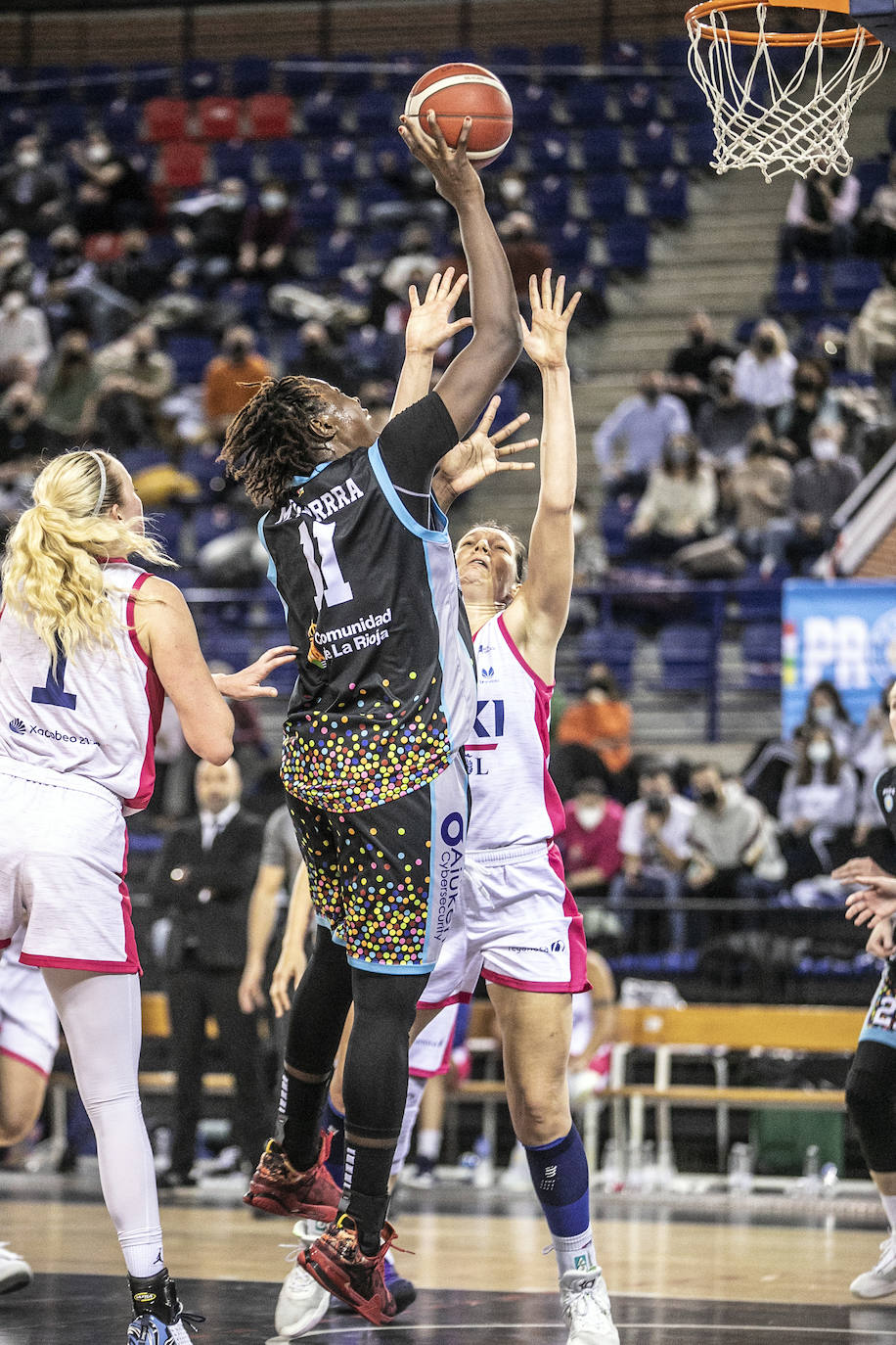 Fotos: El Promete vence al Baxi Ferrol en la prórroga