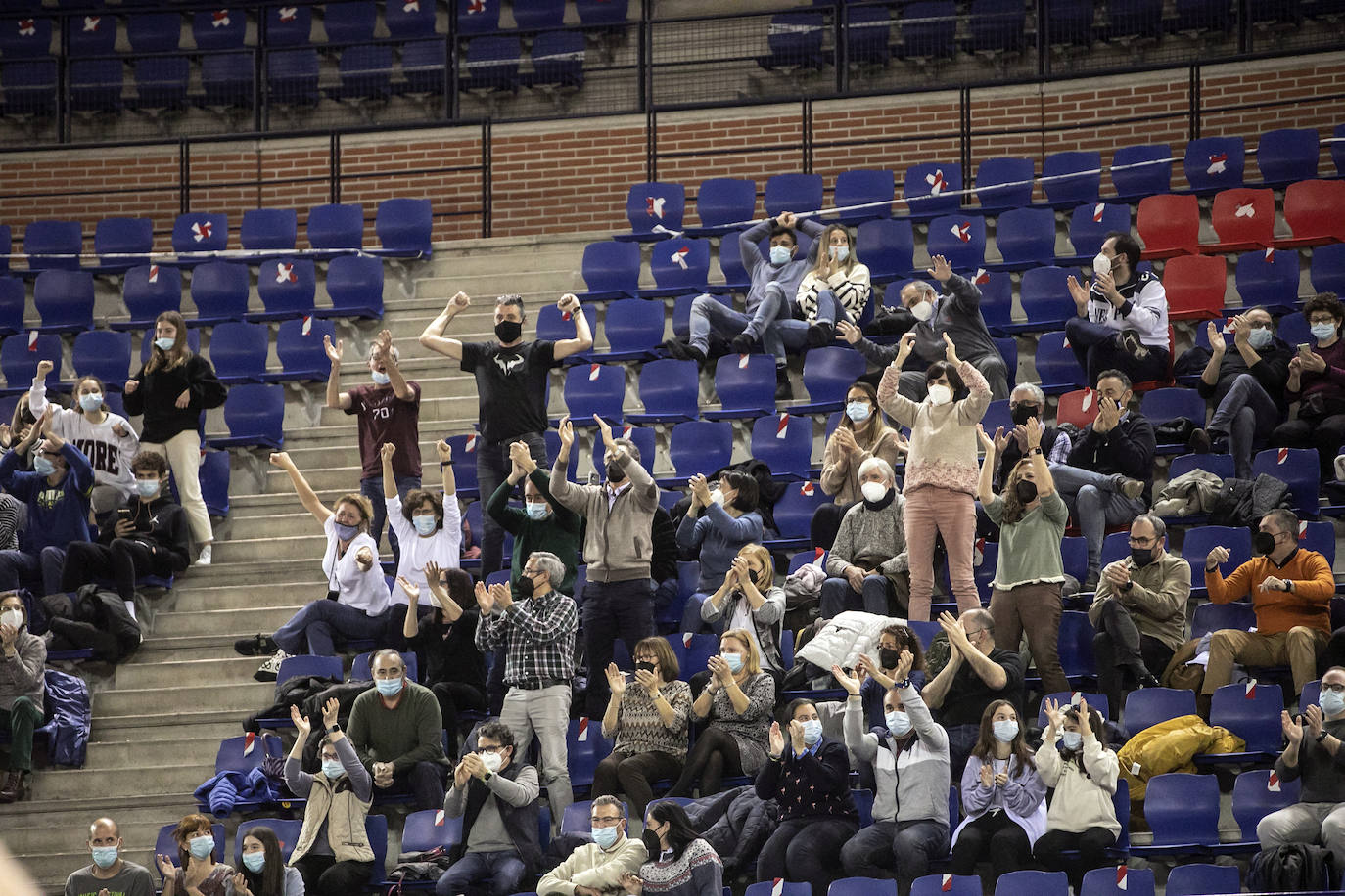 Fotos: El Promete vence al Baxi Ferrol en la prórroga