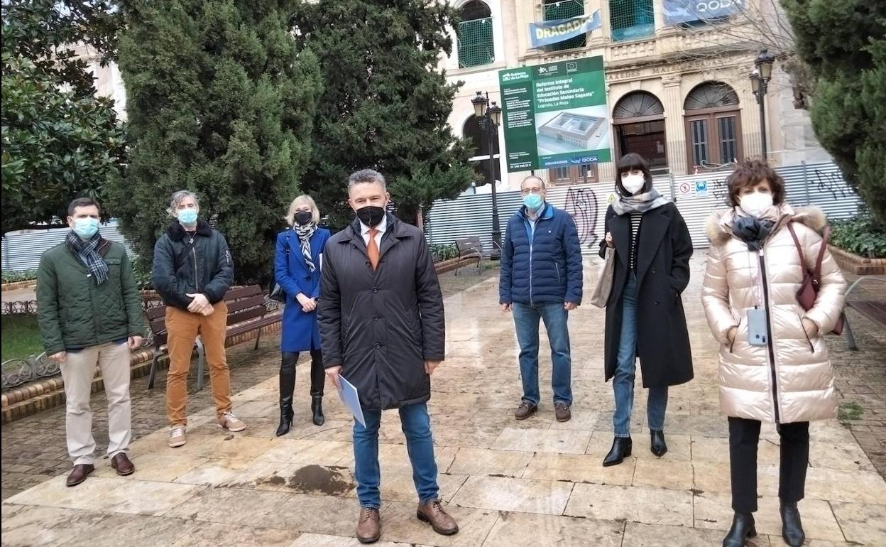 Concejales populares junto al instituto Sagasta. 