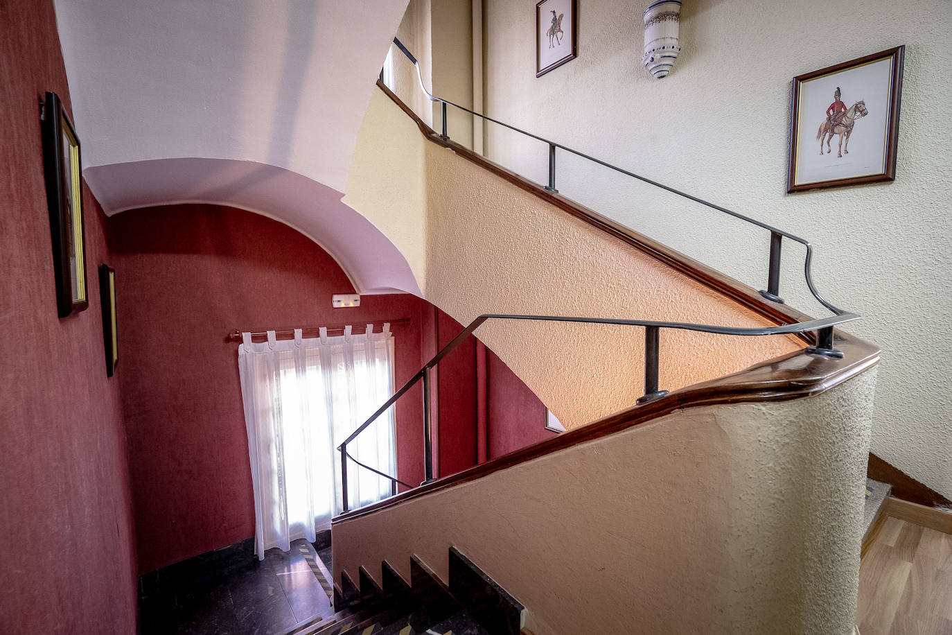 Fotos: El singular edificio de la residencia militar pervive sin estruendo en el centro de Logroño