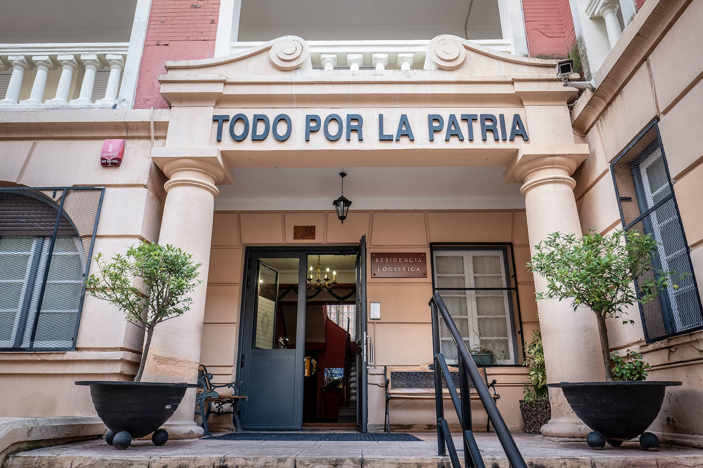 Fotos: El singular edificio de la residencia militar pervive sin estruendo en el centro de Logroño