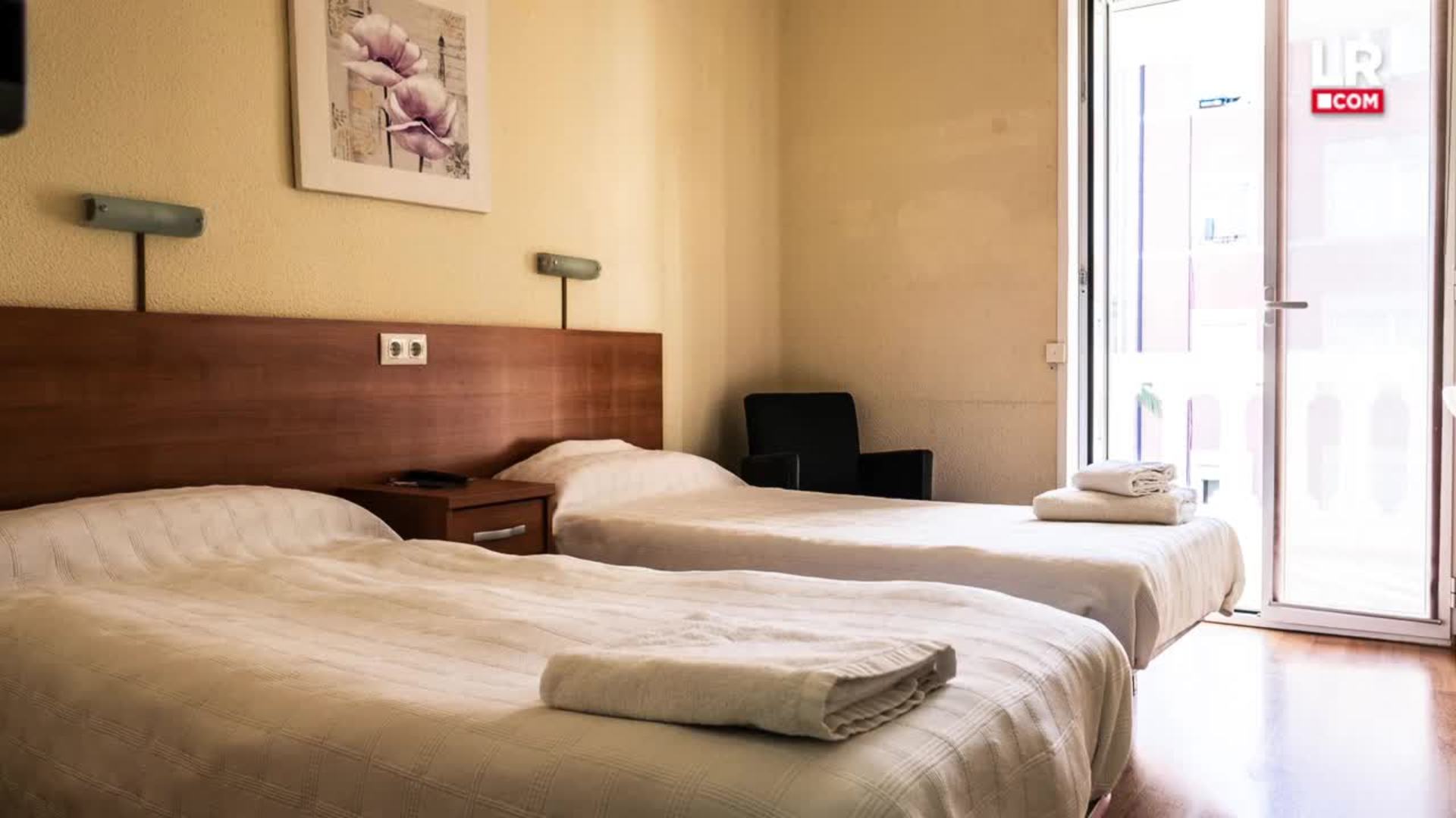 El singular edificio de la residencia militar pervive sin estruendo en el centro de Logroño