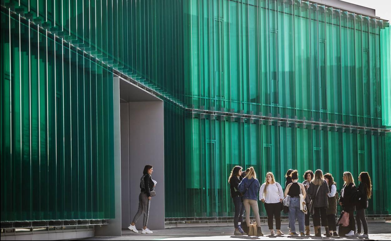 El Colegio de Enfermería pregunta al SERIS si los militares que inoculan las dosis tienen la formación requerida