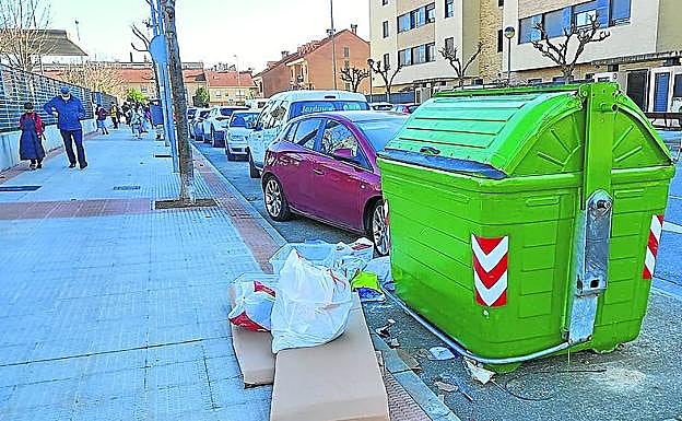 Basura en la acera de la calle Río Linares, junto al CEIP Villa Patro, al mediodía de ayer.