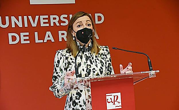 Eva Sanz, esta viernes explicando las medidas de seguridad durante los exámenes. 