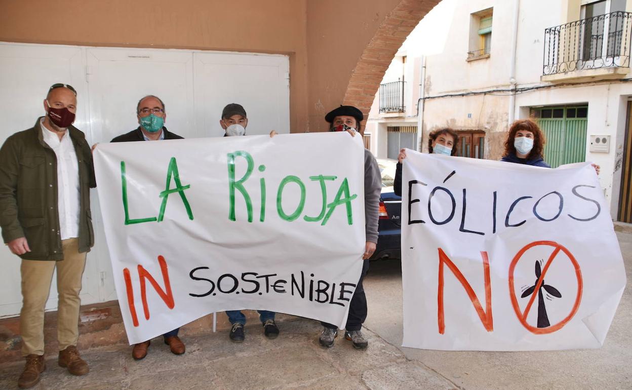 Imagen de archivo de pancartas contra los eólicos. 