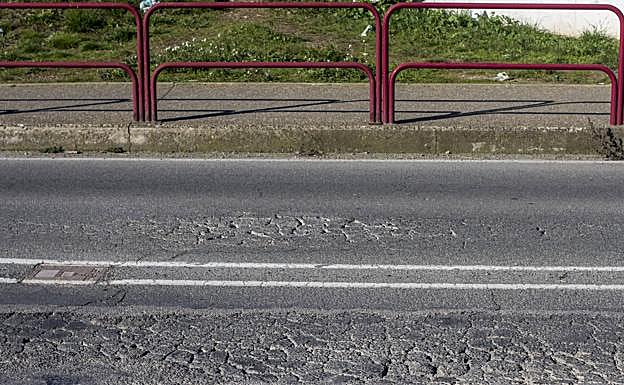 Imagen principal - Cs critica el «mal estado» del vial que conecta Los Lirios y La Estrella