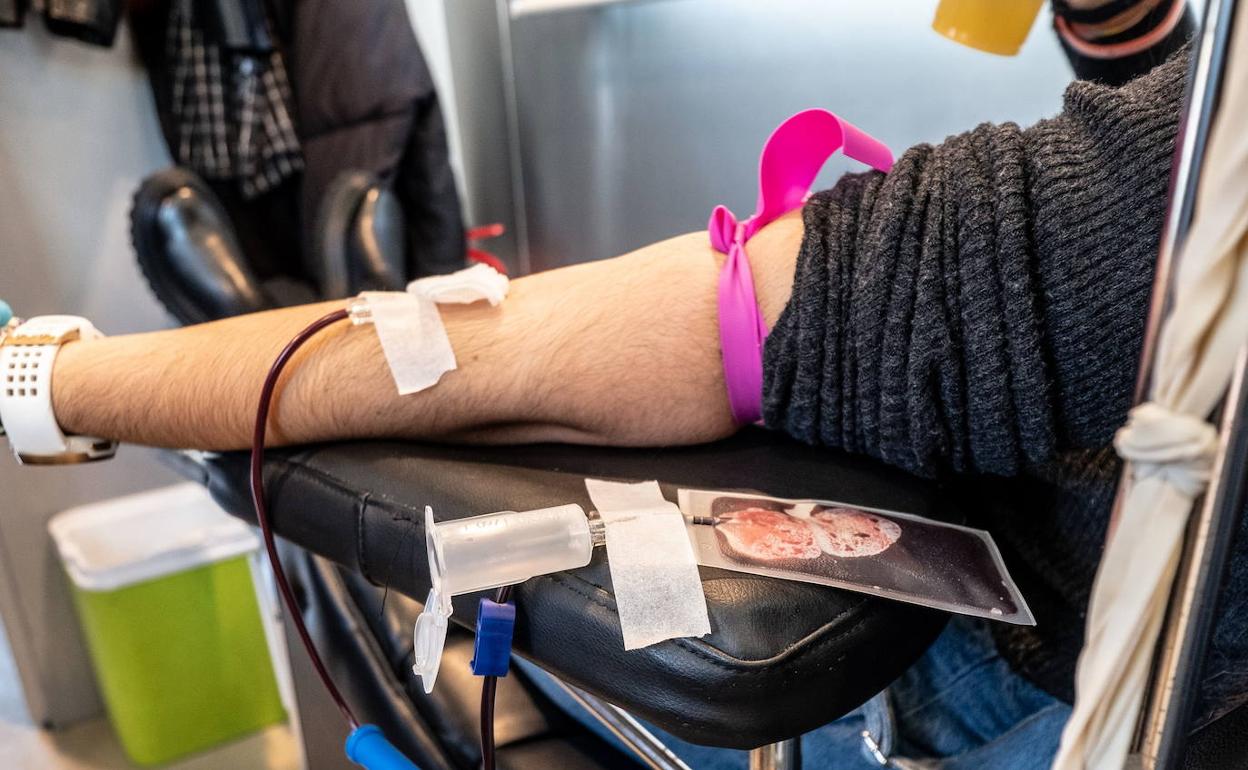 Veintiocho días de espera para donar sangre si se ha sido positivo en COVID