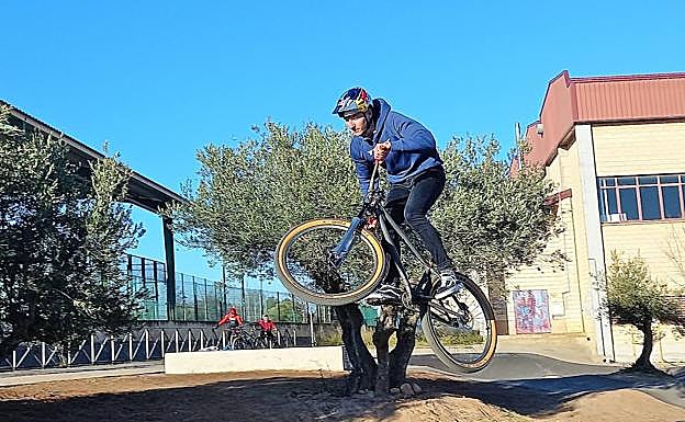 Vlad Dascalu realiza un salto en el pump track de Lardero.