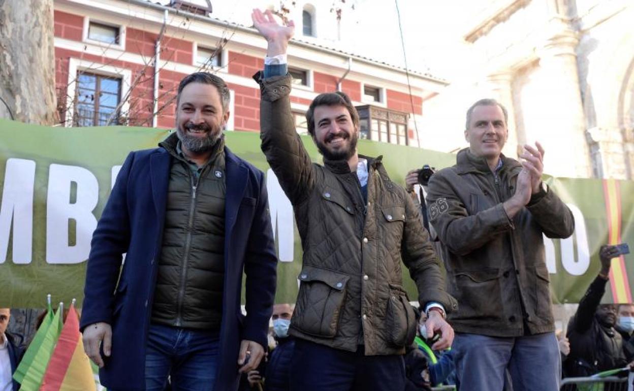 El presidente de Vox, Santiago Abascal, el secretario general del mismo partido, Javier Ortega Smith, y el candidato a la Presidencia de la Junta de Castilla y León, Juan García-Gallardo 