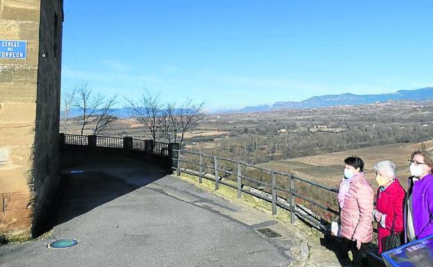 La alcaldesa de Briones junto a dos vecinas en el paseo del Torreón.