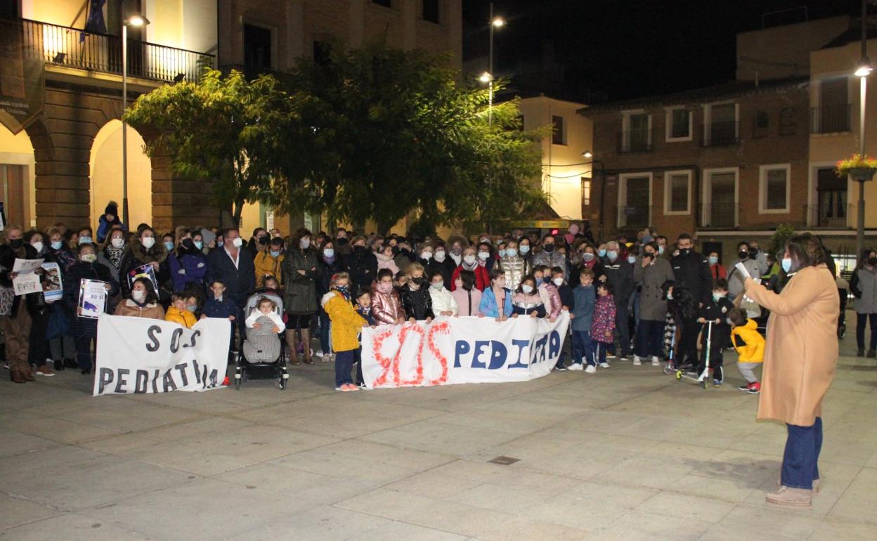 Protestas protagonizadas por los alfareños para reclamar una solución a la falta de pediatra en el centro de salud. 