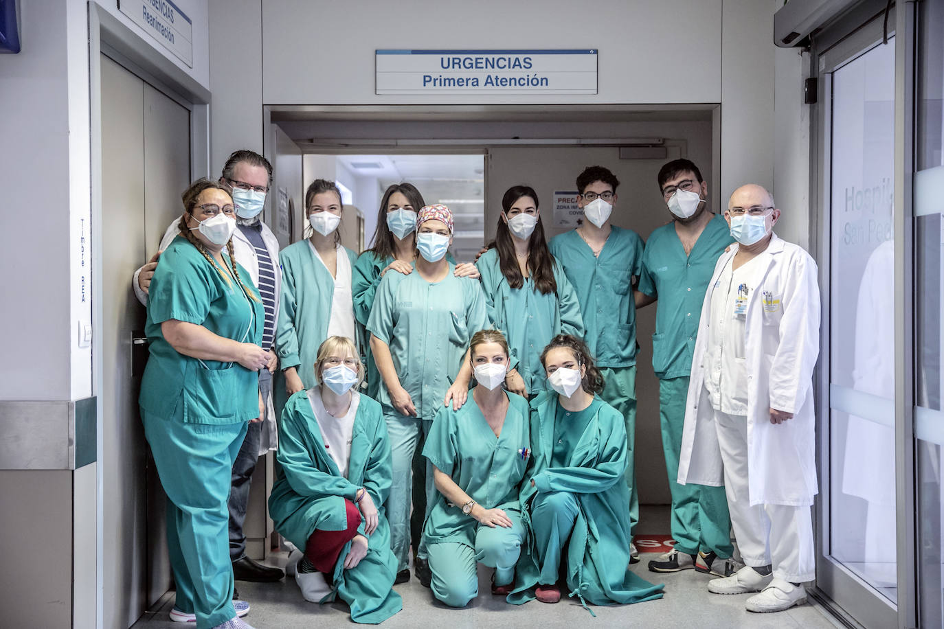 Parte del equipo médico y de Enfermería, a la entrada del servicio.