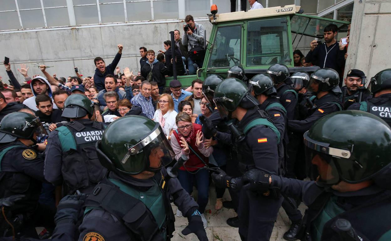 Disturbios en la localidad catalana de Sant Juliá de Ramis durante el 1-O