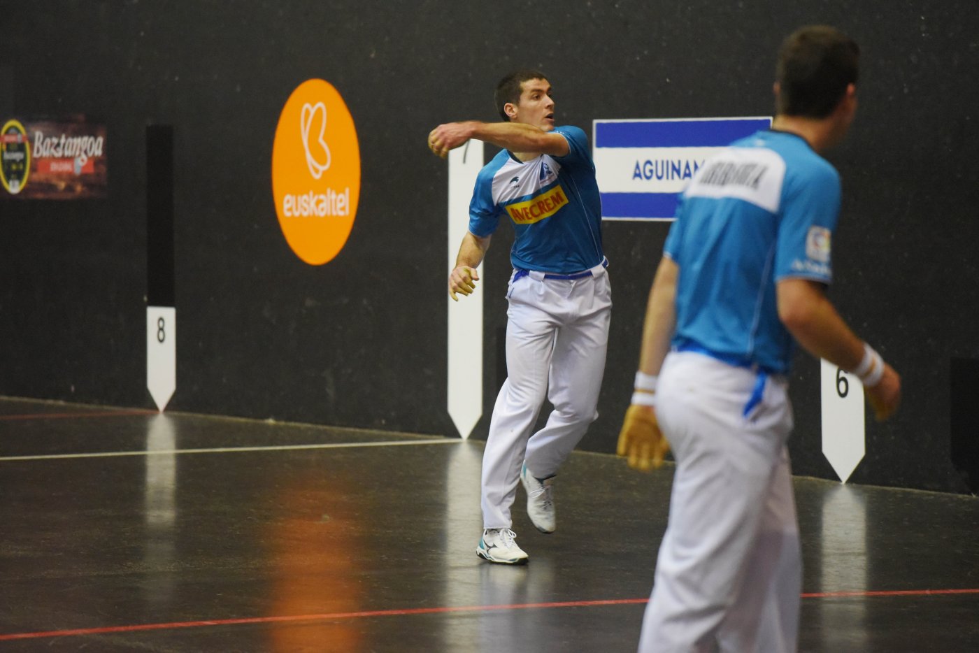 Beñat Rezusta golpea la pelota con su mano izquierda. 