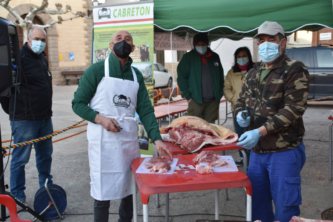 La Asociación Cultural Toro Ensogado de Cabretón organizó una jornada para recordar la tradición de la matanza