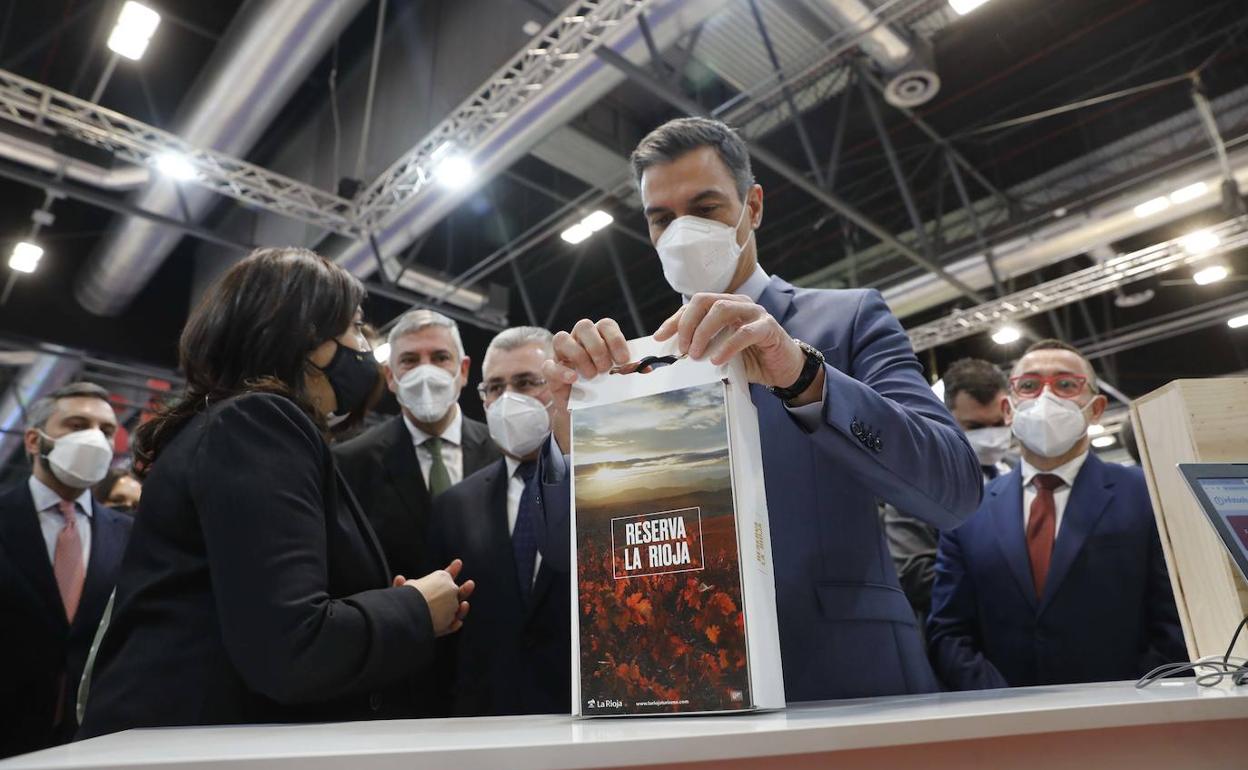 Pedro Sánchez visitó el viernes el stand de La Rioja en Fitur. 