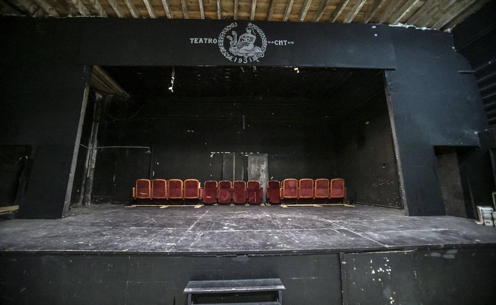 El teatro se ubica en el edificio anexo de la sede de la CNT. 