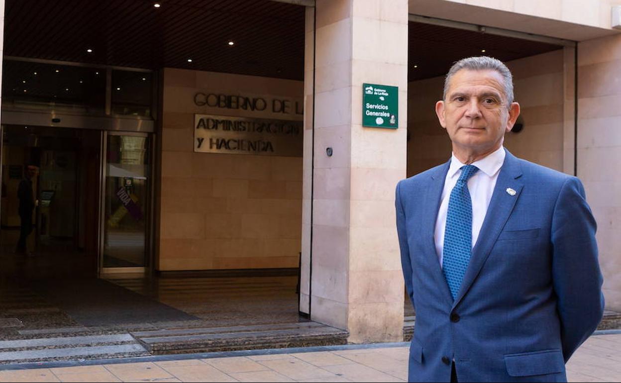 Celso González, ante la Consejería de Hacienda. 