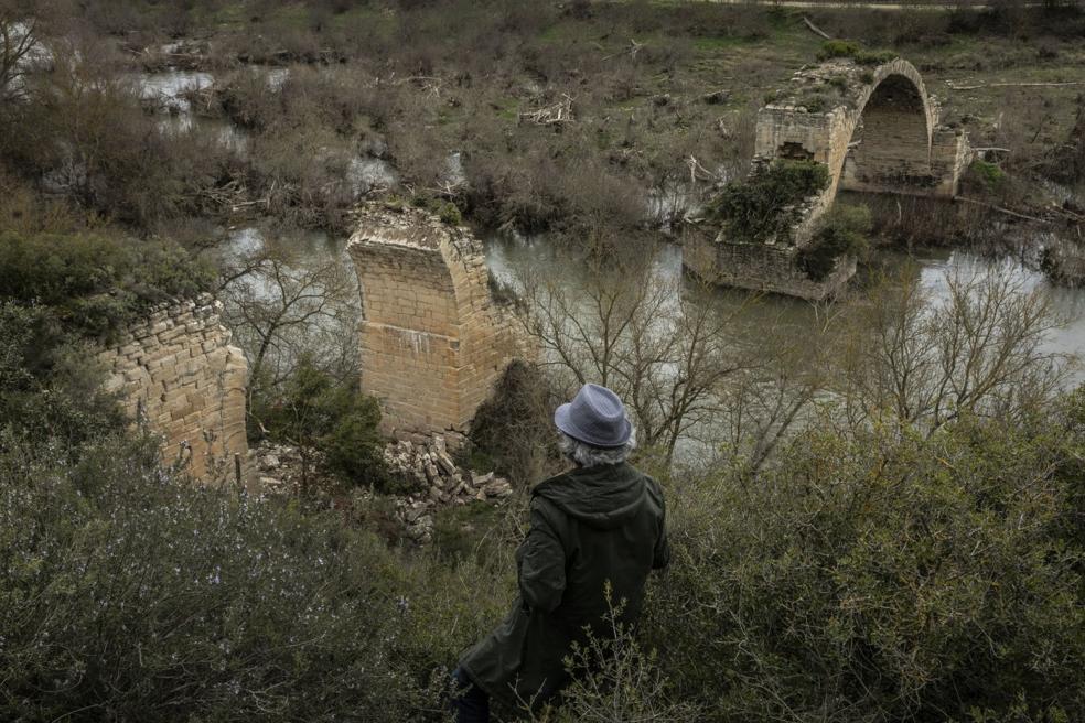 25 de enero de 2021. Aspecto del puente tras el derrumbe de la bóveda del arco logroñés hace ahora un año. 