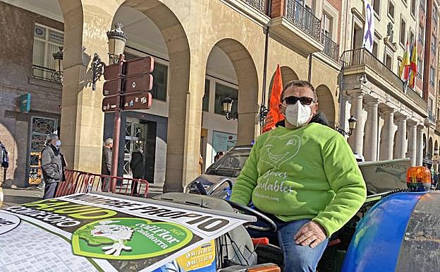 El riojano Jesús Sáinz posa junto a su tractor
