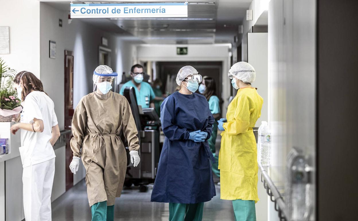 Sanitarios protegidos con EPIs en el hospital San Pedro. 