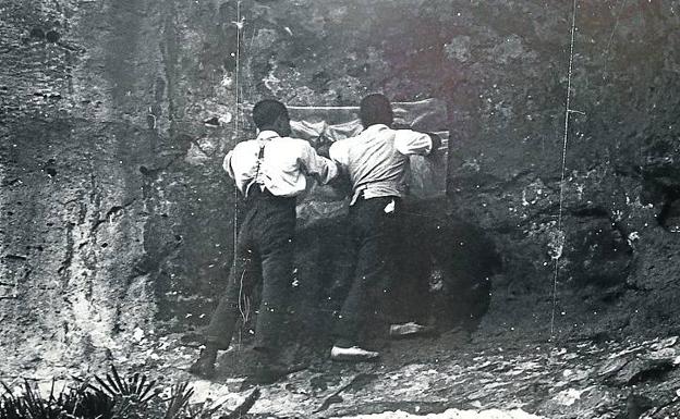 Proceso de calco sobre la roca, en una foto de principios del siglo XX. 