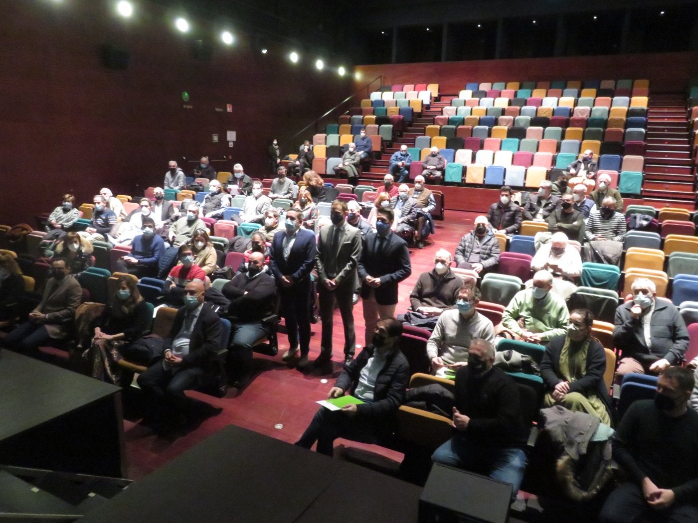 Representantes de los 174 municipios de La Rioja participaron en el pleno en el Teatro Cervantes. 