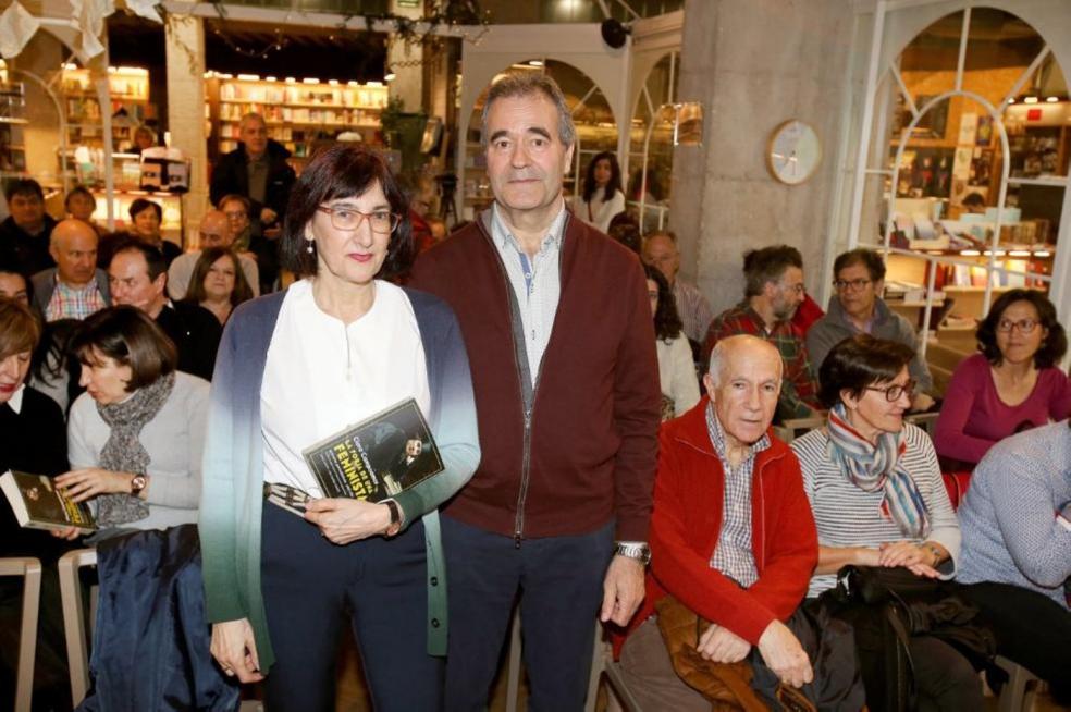 Los autores. Isabel Lizarraga y Juan Aguilera, en la presentación del primero de sus tres libros. 