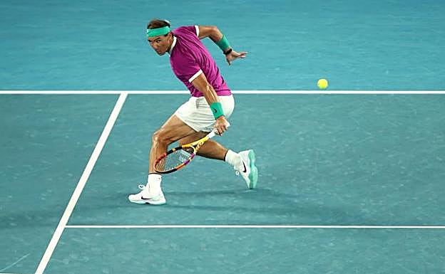 Imagen principal - Nadal golpea una bola, saluda a Berretini y celebra la victoria. 