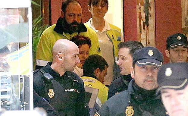 Adriana Ugueto, sale custodiada por la Policía Nacional del Hotel Los Bracos de Logroño. 