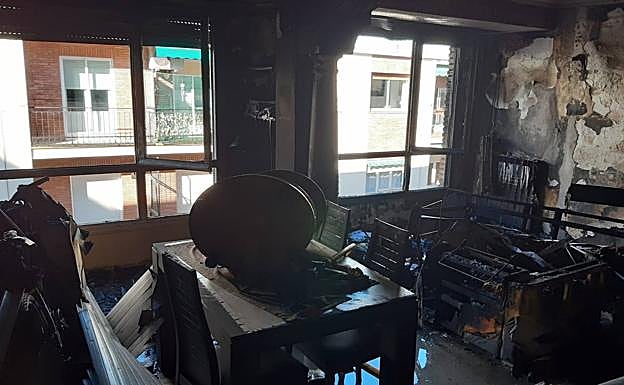Imagen principal - Tres policías, atendidos por inhalación de humo en el incendio de un piso en Logroño