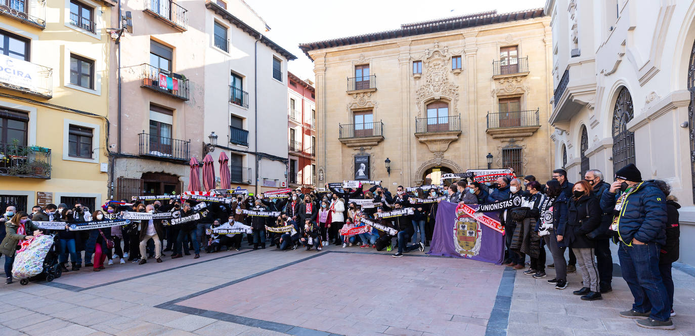 Fotos: La afición de la Sociedad Deportiva, de previa en La Laurel