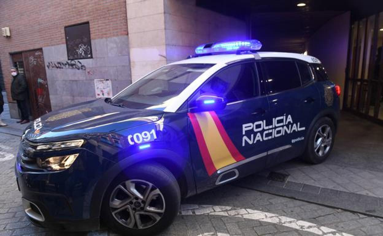 La Policía Nacional custodia al detenido a la salida de los Juzgados en su puesta en libertad.