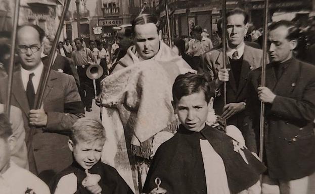 El cura abusador Hipólito Lucena procesiona bajo palio en Málaga. 