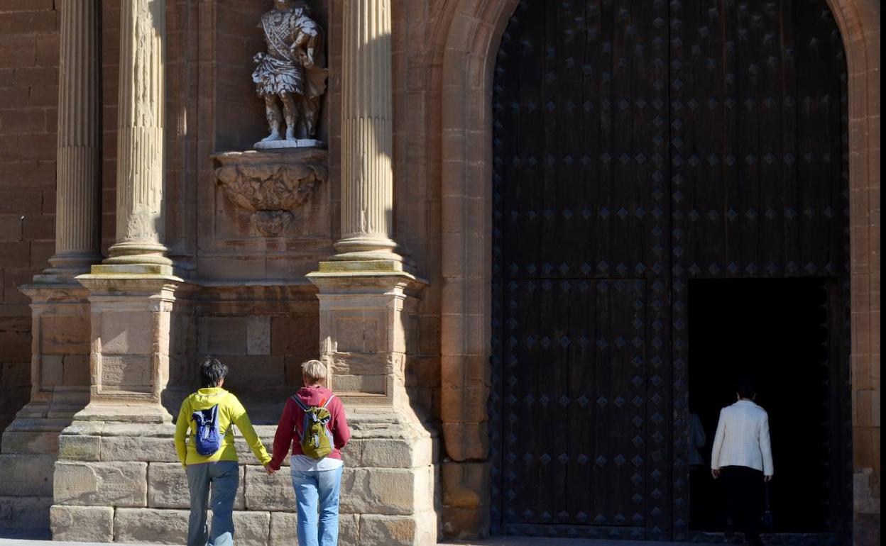 Turistas entrando a la catedral de Calahorra 