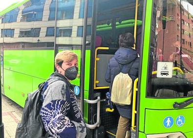 Imagen secundaria 1 - Arriba, las nuevas instalaciones. Abajo, Ángela Castillo accede al autobús a Logroño y Andrea del Campo observa el cuadro con los horarios. 