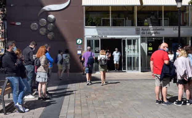 Turistas en la oficina de información de las Escuelas Trevijano de Logroño en pleno mes de agosto