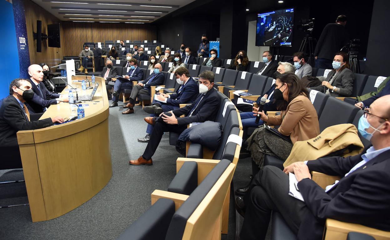 Los investigadores Luis Manuel Cerdá (a la izq.), José Antonio Clemente e Inés González, durante la presentación del 'Estudio de la pyme 2021'. 