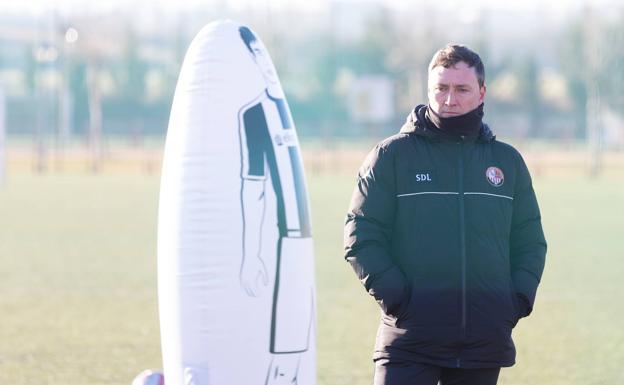 Raúl Llona, durante un entrenamiento de la SD Logroñés. 