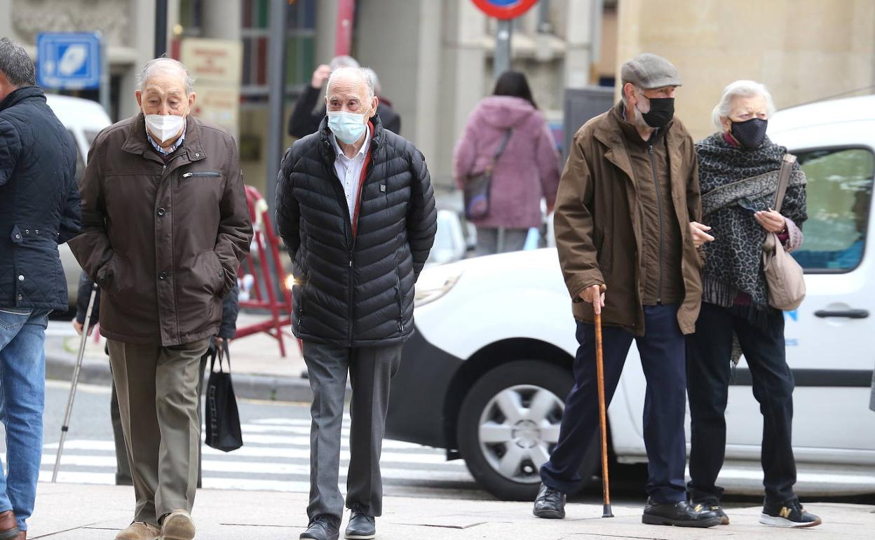 Varios peatones, en una calle de Logroño. 