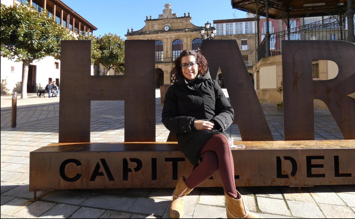 La alcaldesa Laura Rivado en la plaza de la Paz, ante el edificio del Ayuntamiento de Haro. 