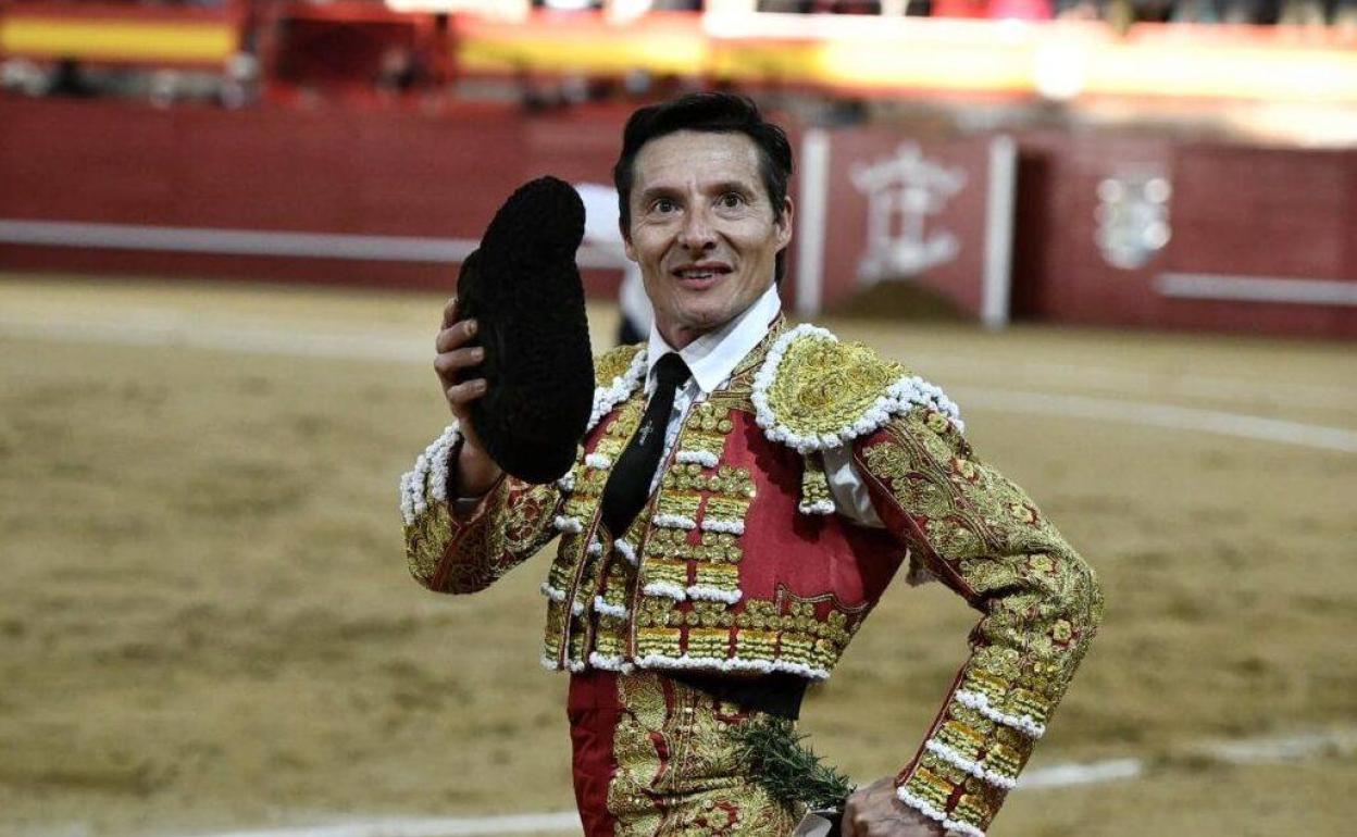 El diestro Diego Urdiales saluda tras la faena a su primer toro en la Feria de San Blas, en la plaza de Toros de Valdemorillo