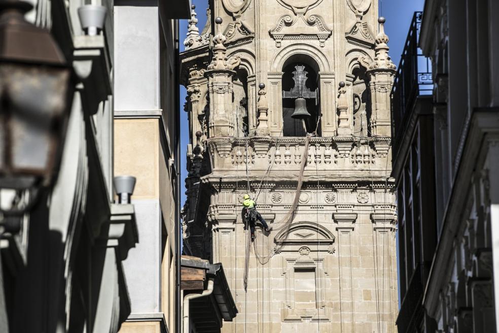 Febrero de 2022. Trabajos verticales para instalar la malla protectora bajo las campanas de la torre sur estos días. 