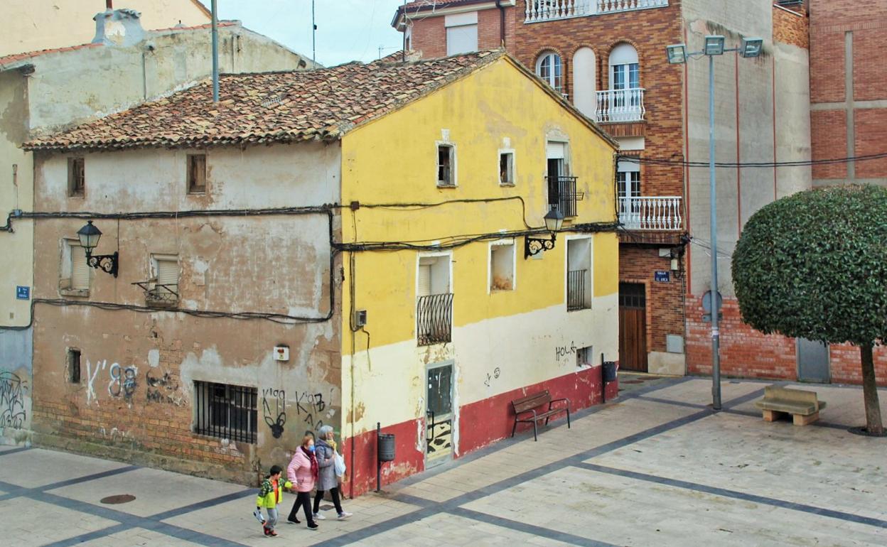 Las dos casas, contiguas, situadas en la calle El Arca, serán derribadas para ampliar la plaza de España. 